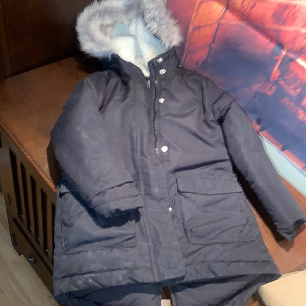 Girls super warm winter coat size 6/7. 🖤🤍